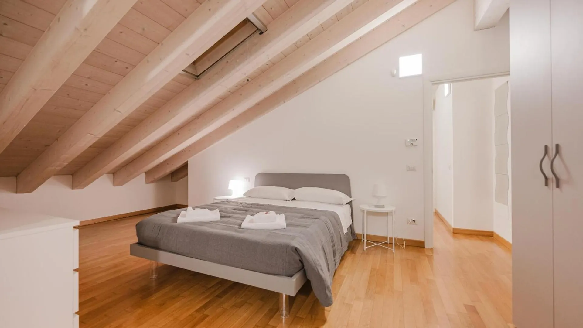 Davide Flat - 15 Min From Venice & Free Parking contacts
